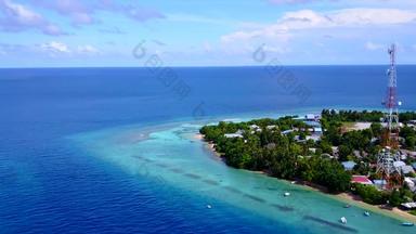 空中无人机旅游宁静的海滨海滩旅程蓝色的水白色桑迪背景