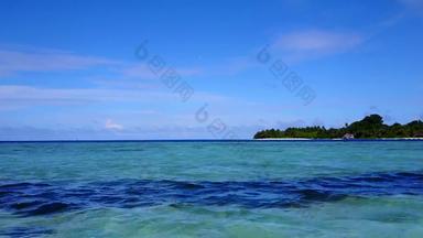 空中全景奢侈品海岸海滩打破蓝色的海洋明亮的桑迪背景
