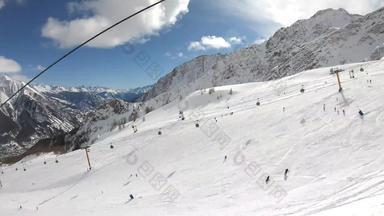 冬天滑雪假期阿尔卑斯山脉山一边视图hyperlapse升降椅攀爬峰会滑雪山坡上填充滑雪者下行蒙特相思山范围约尔