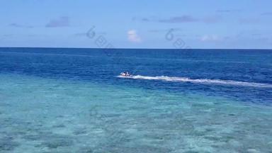 宽角旅游美丽的湾海滩旅行蓝色的海白色桑迪背景波