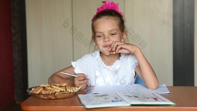<strong>七年</strong>女孩女学生家庭作业吃零食饼干