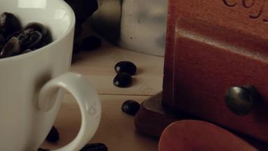 咖啡豆子白色杯木表格相机运动