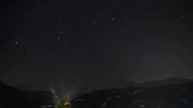 瑞士阿尔卑斯山脉布满星星的晚上时间孩子