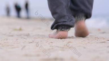 少年走光着脚海滩