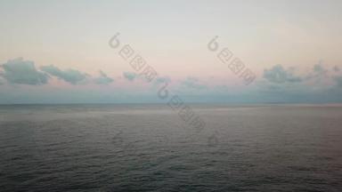 软粉红色的颜色黎明海泰国小波云反映了<strong>水光</strong>天空拍摄无人机和平放松人