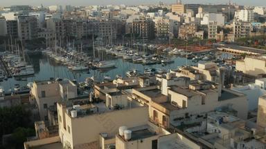 小小镇马耳他岛视图港口游艇帆船
