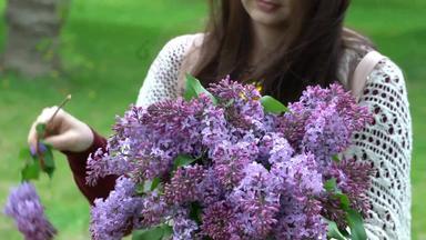 女人持有花束紫丁香开花