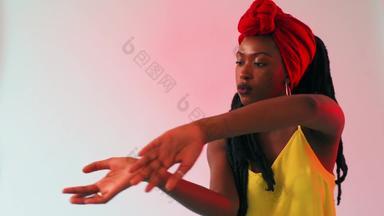 年轻的黑色的女人跳舞<strong>意味</strong>深长地有节奏地武器