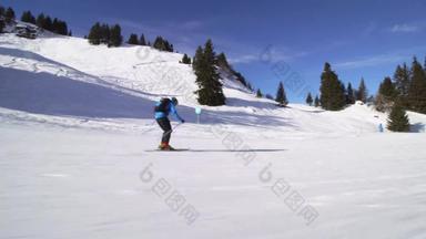 专业先进的滑雪滑雪山坡上瑞士阿尔卑斯山脉