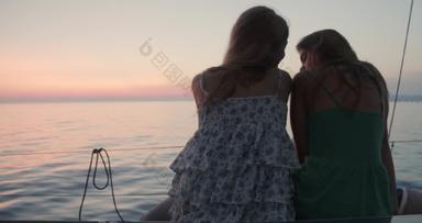 年轻的<strong>女性</strong>享受旅行帆船利古里亚海