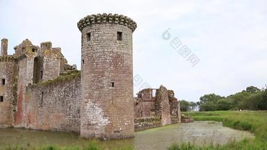 古老的废墟中世纪的苏格兰堡垒包围自然