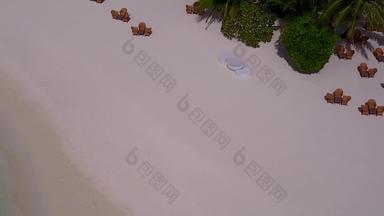 空中无人机天空美丽的岛海滩旅程蓝色的水白色沙子背景