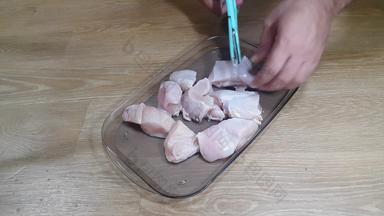 鸡肉减少块厨房<strong>锋利</strong>的食物<strong>剪刀</strong>