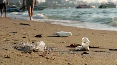 人走海滩塑料橡胶浪费左海滩波吹海