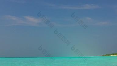 阳光明媚的旅游热带海滨海滩旅程透明的环礁湖白色沙子背景度假胜地