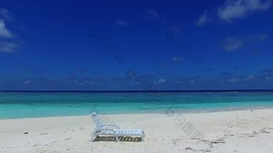 浪漫的风景热带湾海滩野生动物蓝色的海明亮的沙子背景日落