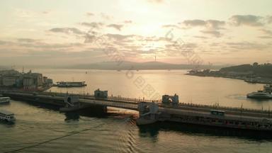 加拉塔桥横跨博斯普鲁斯海峡金日出光船水空中建立拍摄幻灯片左