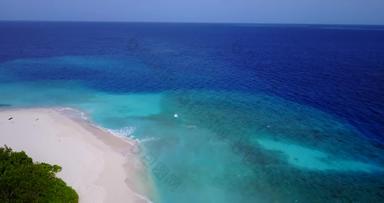 宽飞<strong>行清</strong>洁视图夏天白色天堂沙子海滩蓝色的海洋背景色彩鲜艳的