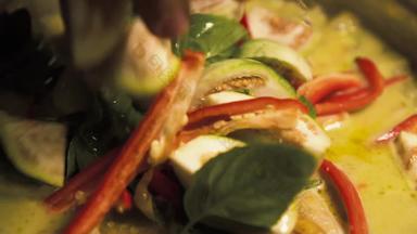 把成分能完整的绿色咖喱使绿色咖喱鸡泰国食物慢运动