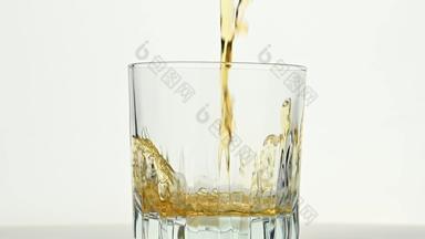 倒威士忌清晰的玻璃白色