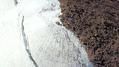 巨大的裂缝冰川前峰