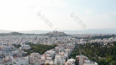 空中拍摄不断上升的古老的城市雅典卫城遥远的山
