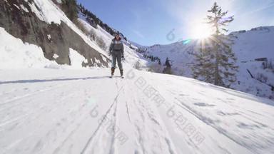 业余滑雪滑雪山坡上法国阿尔卑斯山脉初学者女孩天空