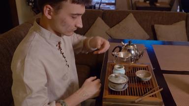 男人。准备传统的日本<strong>茶茶托盘</strong>仪式