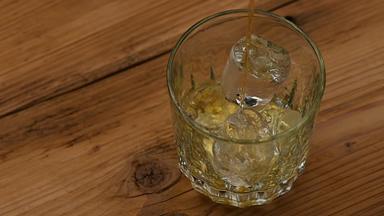 倒<strong>威士忌</strong>冰岩石清晰的玻璃
