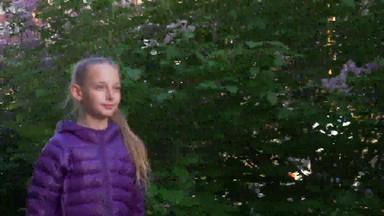 快乐的女孩走盛开的淡紫色树春天城市滑板手快乐少年女孩滑板者<strong>享受阳光</strong>明媚的一天盛开的淡紫色花园