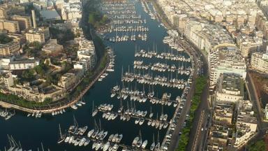 帆船常规的船坐着玛丽娜港口马耳他岛空中倾斜视图