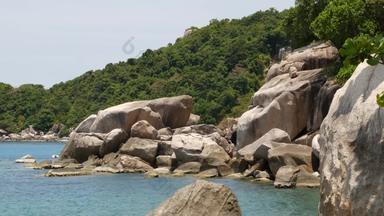 热带手掌石头小海滩绿色异国情调的手掌日益增长的岩石海岸平静蓝色的海欣黄湾阳光明媚的一天泰国KOH我异国情调的天堂岛