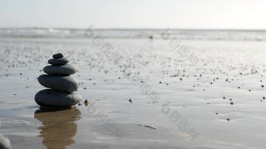 岩石平衡海洋海滩石头<strong>叠加</strong>海水波金字塔鹅卵石桑迪海岸