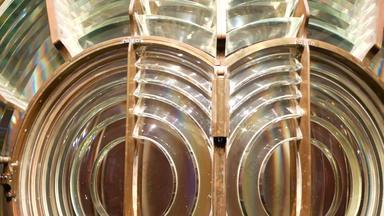 菲涅耳镜头黄铜结构航海灯塔塔细节玻璃灯笼彩虹光谱系统灯镜头服务导航援助海探照灯灯塔
