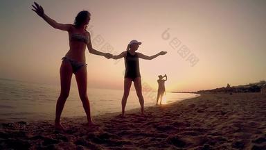 快乐朋友享受海滩跳舞传统的人种跳舞慢运动