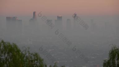 高层建筑摩天大楼大<strong>都市</strong>烟雾这些洛杉矶加州美国空气有毒污染有雾的城市市中心<strong>天际线</strong>城市景观脏雾低可见性城市生态问题