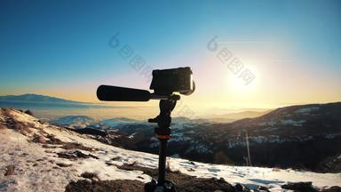 相机三脚架使间隔拍摄山景观<strong>峰会</strong>覆盖冬天雪日落