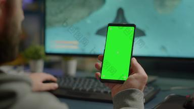 有<strong>竞争力</strong>的玩家智能手机绿色屏幕显示