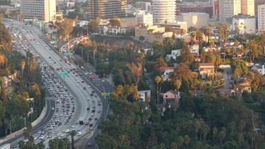 忙冲小时城际高速公路大都市这些洛杉矶加州美国城市交通小时路阳光空中视图汽车多个<strong>车道车道</strong>高速公路汽车城市