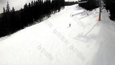 全景滑雪度假胜地坡人滑雪电梯滑雪者跑道高高度山峰会慢运动
