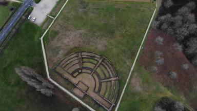 空中无人机视图罗马废墟美丽的法国农村罗马废墟cherre考古网站萨尔特法国
