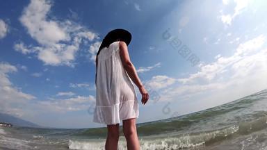 慢运动快乐旅行者女人白色衣服稻草他享受热带海滩假期