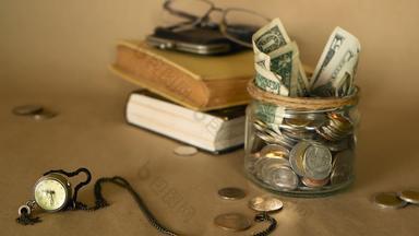 书玻璃一分钱Jar填满硬币钞票学费教育融资概念奖学金钱