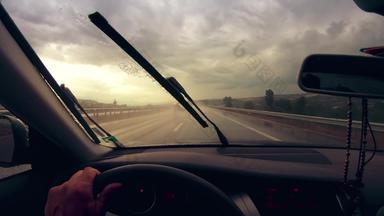 司机观点雨洒出来了挡风玻璃创建危险开车条件电影日落