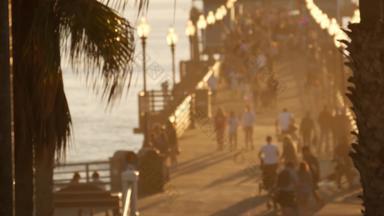 人走木码头加州美国海滨海滨假期旅游度假胜地