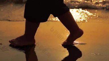 婴儿脚走溅海波泡沫水日落阳光反射闪光