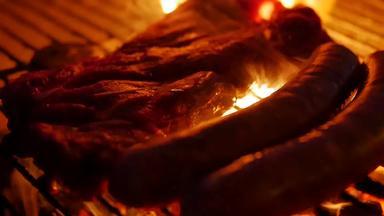 牛肉牛排香肠烧烤家庭使烧烤晚餐聚会，派对野营晚上牛肉牛排烧烤火焰火焰火盆烧烤准备