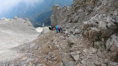 登山者小道规模峰会米提卡斯峰会最高山奥林匹斯山脊希腊攀爬米提卡斯峰会