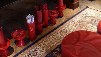 棒预测东方寺庙花瓶传统的接缝硅《财富》杂志出纳员棒地板上中国人寺庙前面坛枕头膝盖地板上地毯