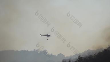 火战斗直升机下降水森林火